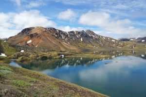 Lago, montagne e campo di lava