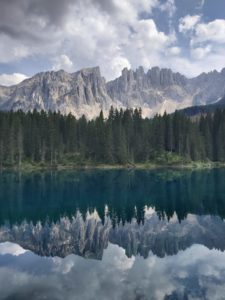 Il Latemar si specchia sul lago di Carezza